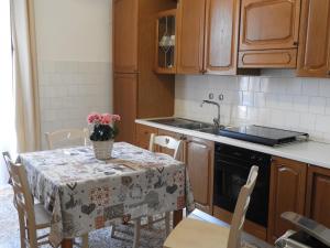 una cucina con tavolo e tovaglia; di Il Falco Grillaio a Laterza