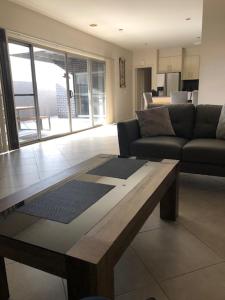 un soggiorno con divano e tavolo di Central executive 3br townhouse 50m to dean street ad Albury