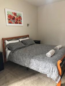 a bedroom with a bed and a picture on the wall at Central executive 3br townhouse 50m to dean street in Albury
