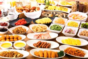 stół z wieloma talerzami jedzenia w obiekcie Ark Hotel Royal Fukuoka Tenjin -ROUTE INN HOTELS- w mieście Fukuoka