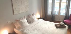 Кровать или кровати в номере Le Massenet France