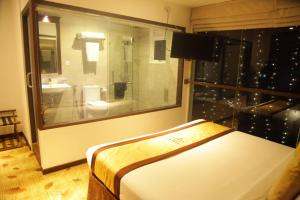 a hotel room with a bed and a mirror at City Hotel Colombo 02 in Colombo