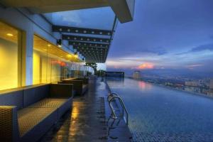 un bar en la azotea con vistas a la ciudad en Sharil Regalia Studio, en Kuala Lumpur