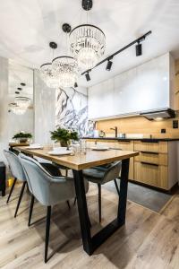 - une cuisine avec une table et des chaises en bois dans l'établissement Apartament SKI, à Zakopane