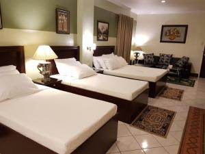 Habitación de hotel con 2 camas y sofá en ROLET HOTEL en Catbalogan