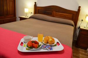 Cama o camas de una habitación en Hotel Manantiales