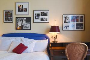 1 dormitorio con 1 cama y cuadros en la pared en Unique Hotel Innere Enge en Berna