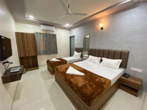 Giường trong phòng chung tại HOTEL DIVINE