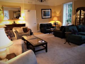 Sala de estar con sofás y mesa de centro en Lowbyer Manor Country House, en Alston