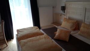 A bed or beds in a room at Gästehaus Braunegger