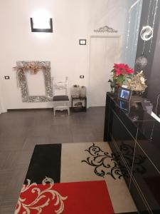 sala de estar con espejo y mesa en A New Guesthouse, en Pavia