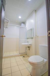 花蓮市的住宿－溫馨小棧，浴室配有卫生间、淋浴和盥洗盆。