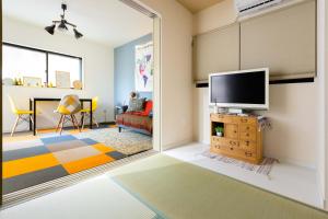 Телевизор и/или развлекательный центр в Osaka SAYURI Guesthouse - S&S ABENO 101