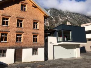 a house with a balcony on the side of it at Chalet Vacanza in Brand