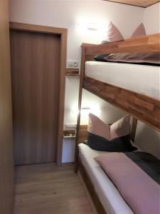 um quarto com 2 beliches e um closet em Chalet Vacanza em Brand