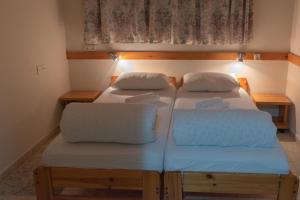 Tempat tidur dalam kamar di "Bakfar" Kfar Szold Country Lodging