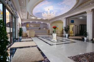 un gran vestíbulo con una lámpara de araña y un edificio en GRAND HOTEL SOGDIANA, en Samarkand 55 fotos más