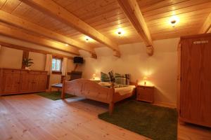 Ein Bett oder Betten in einem Zimmer der Unterkunft Oberlausitzer Ferienhaus Gebirgshäusl Oybin