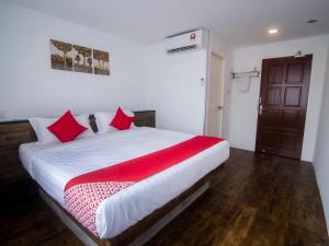 Een bed of bedden in een kamer bij OYO 836 Mandurah Room & Cafe