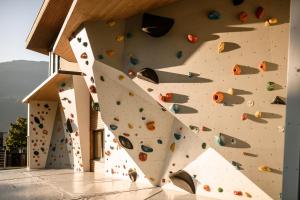 un mur d'escalade intérieur avec un grand mur de roche dans l'établissement Sonnen Resort, à Naturno