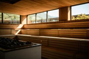 una sauna vacía con paredes y ventanas de madera en Sonnen Resort, en Naturno
