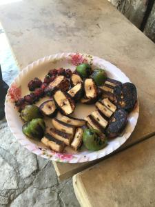 une plaque de viande et de légumes sur une table dans l'établissement Guesthouse Chambarak, à Chambarak