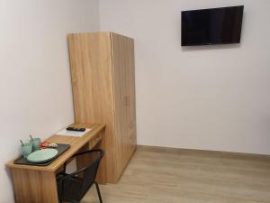 TV a/nebo společenská místnost v ubytování Hostel Mleczna - Metro Zacisze