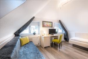 a room with a bed and a desk with a computer at Hotel Zur Krone in Meerbusch