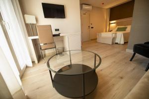 Televízia a/alebo spoločenská miestnosť v ubytovaní Hotel Diufain