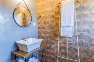 Ein Badezimmer in der Unterkunft St Anastasia Hotel