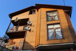 een houten gebouw met 2 ramen en een balkon bij Мандри in Skhidnitsa
