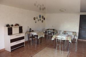een keuken met tafels en stoelen in een kamer bij Мандри in Skhidnitsa