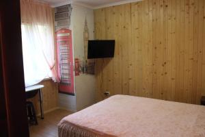 een slaapkamer met een rode telefooncel en een bed bij Мандри in Skhidnitsa