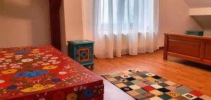 um quarto com uma cama, uma mesa e um tapete em Pensiunea Tania-Nora em Alexandru cel Bun 