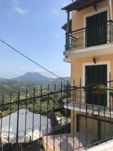 una vista desde el balcón de una casa en Schönes Familienappartement in Pelekas, Corfu mit Meerblick, en Pelekas