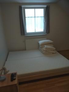 Ce lit se trouve dans un dortoir doté d'une fenêtre. dans l'établissement Penzion Kabourek, à Vítkovice