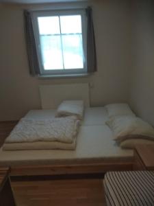- une chambre avec 2 lits et une fenêtre dans l'établissement Penzion Kabourek, à Vítkovice