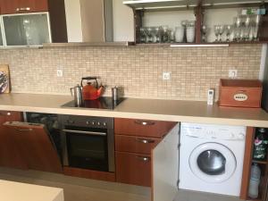 Kuchyňa alebo kuchynka v ubytovaní Schönes Familienappartement in Pelekas, Corfu mit Meerblick
