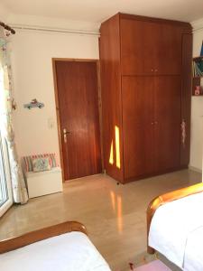 Posteľ alebo postele v izbe v ubytovaní Schönes Familienappartement in Pelekas, Corfu mit Meerblick