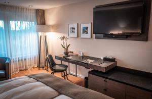 TV a/nebo společenská místnost v ubytování Der Öschberghof - Die 101 besten Hotels