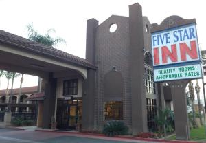un edificio con un cartel que dice posada de cinco estrellas en Five Star Inn, en West Covina