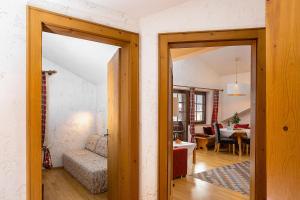 pasillo con 2 puertas que dan a una sala de estar en Apartments Kostolnik, en Oetz
