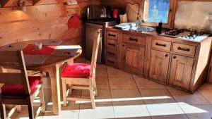Photo de la galerie de l'établissement Bienvenue dans notre chalet! Appartement Les Sitelles, au Grand-Bornand