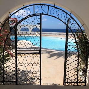 una puerta abierta con vistas a la piscina en Boutique-Apartment in San Agustin, en San Agustín