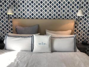 1 dormitorio con 1 cama con almohadas blancas y pared en Boutique-Apartment in San Agustin, en San Agustín