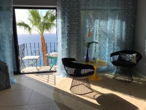 a room with a balcony with a table and chairs at Boutique-Apartment in San Agustin in San Agustin