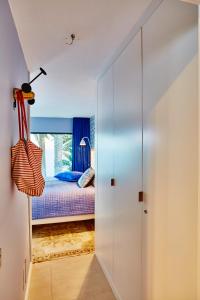 ein Schlafzimmer mit einer Tür, die zu einem Bett führt in der Unterkunft Boutique Sea View Apartment in San Agustin in San Agustín + 19 Fotos