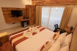Postel nebo postele na pokoji v ubytování Royal Lotus View Resotel