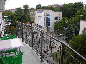balcón con vistas a la calle y a los edificios en Yakor Hotel, en Anapa