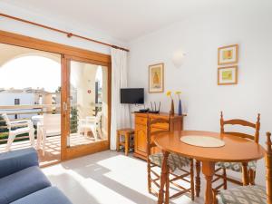 A television and/or entertainment centre at Voramar 2g